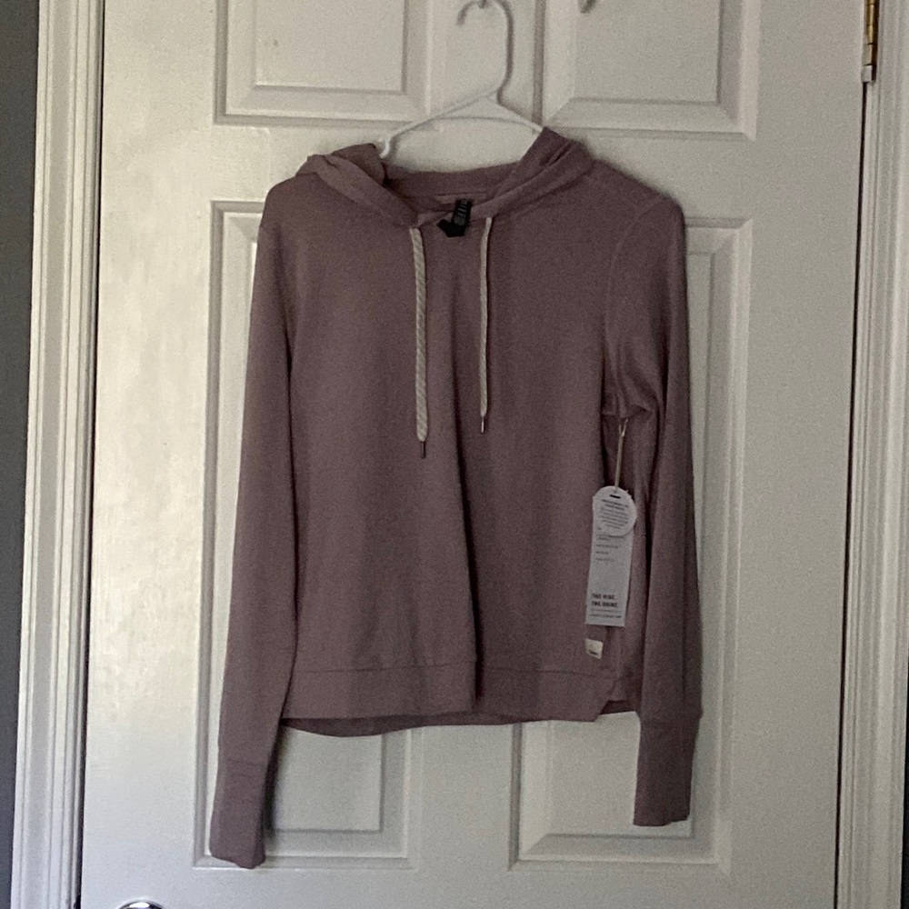 NWT sz small Vuori Halo Essential Hoodie in Blush